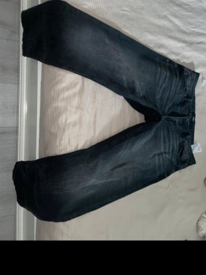 Svarta raka jeans - Säljer ett par svarta jeans ! Använda ca 3 gånger  