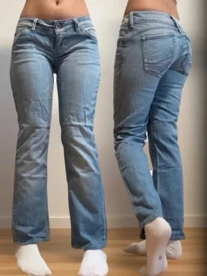 Vintage straight Bootcut Tommy Hilfiger Jeans - Säljer en väldigt snygg vintage dam Jeans i low rise. Jag är 158 cm. Jag kan skicka den inom 24 timmar. Pris kan diskuteras! 😇 Midja: 36.5 cm  Höjd: 18 cm Längd: 86 cm Innerben: 68 cm