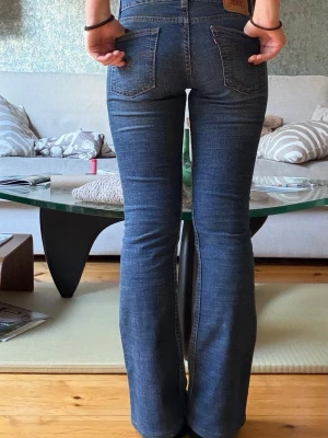 Blå lowrise bootcut jeans från Levi's - Jätte snygga levis jeans, 518 superlow bootcut 💕Ställ gärna frågor, svarar så snabbt som möjligt!