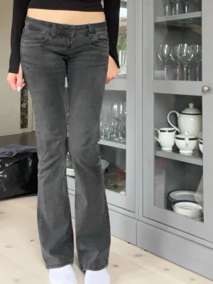 Lågmidjade LTB Jeans - Säljer ett par grå lågmidjade jeans med bootcut passform från LTB i modellen ”Valerie”. Storlek w26 L34. Köpta för 800kr