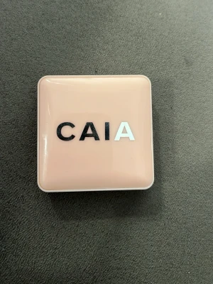 CAIA glow blush - Snyggt puderrouge från CAIA i färgen raspberry passion. Kommer i en stilren, ljusrosa fyrkantig dosa med spegel i locket. Rouget har en pressad cirkelstruktur och ger ett fräscht glow till kinderna. Perfekt för att skapa en naturlig look. Endast testad någon gång! Inprincip hela produkten finns kvar!