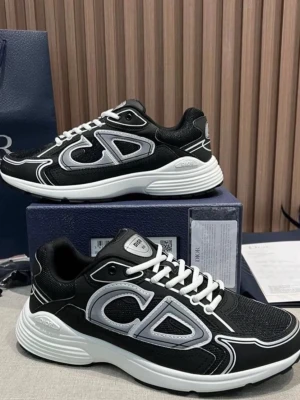 Svarta och vita sneakers med vita detaljer - Snygga svarta sneakers från  med stora  på sidorna och vita detaljer. Skorna har vit sula, svarta och vita snören samt en sportig design. Ovandelen är i textil och syntetmaterial för en modern look.