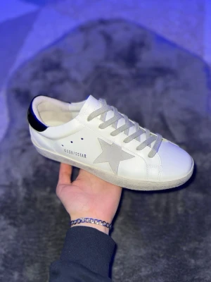 Golden goose - Golden goose storlek 42 utan box. ÄR ANVÄNDA EN VECKA