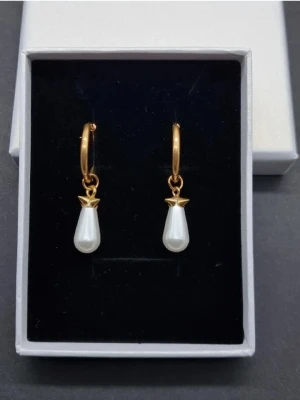 Handgjorda örhängen inspirerade av Maria Nilsdotter  - Stilrena örhängen lãngd-3,7cm. Material-rostfritt stål. Örhängena påminner om Maria Nilsdotter.