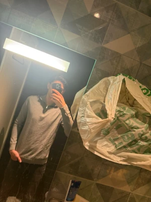 Grå halvzip-tröja från Selected Homme - Snygg grå långärmad tröja från Selected Homme med halv dragkedja och hög krage. Tillverkad i mjukt och tunt material, perfekt för lager på lager. Enkel och stilren design som passar till det mesta. Hör av er vid funderingar nypris 700kr