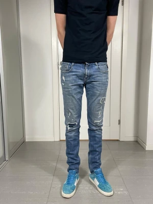 Replay Anbass Jeans  - Säljer nu dessa Replay Anbass Jeans med snygga slitningar i populär design, skriv för fler bilder/frågor🙌🏼