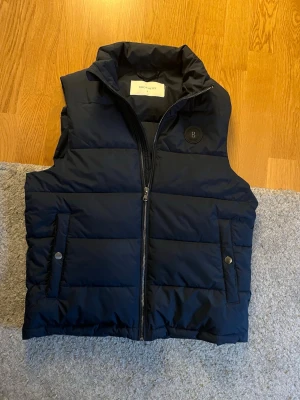 Mörkblå Väst - Riktigt stilren mörkblå väst perfekt nu till våren och sena sommarkvällar! Använd några gånger men skicket är som nytt. Storlek S 