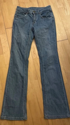 Utsvänga Jeans  - Blåa utsvängda jeans från Cortefiel