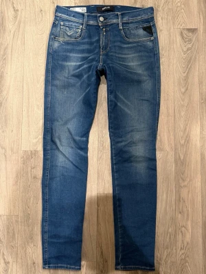 Replay Anbass Hyperflex Jeans Blå W29/L32 - Mycket fint skick. Storlek W29/L32. Mått - Midja: 39cm, Ytterbenslängd: 104cm, Benöppning: 14,5cm. Modellen är 185cm & 65kg. Hör av dig vid funderingar!🤝