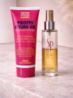 Proffs Styling Gel & SP Luxe Oil - Säljer ett set med Proffs Styling Gel i rosa tub (200 ml) och SP Luxe Oil Keratin Boost Essence i glasflaska med pump. Stylinggelen ger volym och stadga, medan oljan vårdar och ger glans till håret. Perfekt för dig som vill fixa frisyren och ta hand om håret.