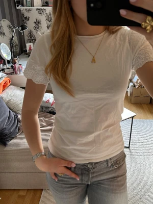 Vit tshirt spets - Vit tshirt med spets på ärmarna, pris kan diskuteras!❣️