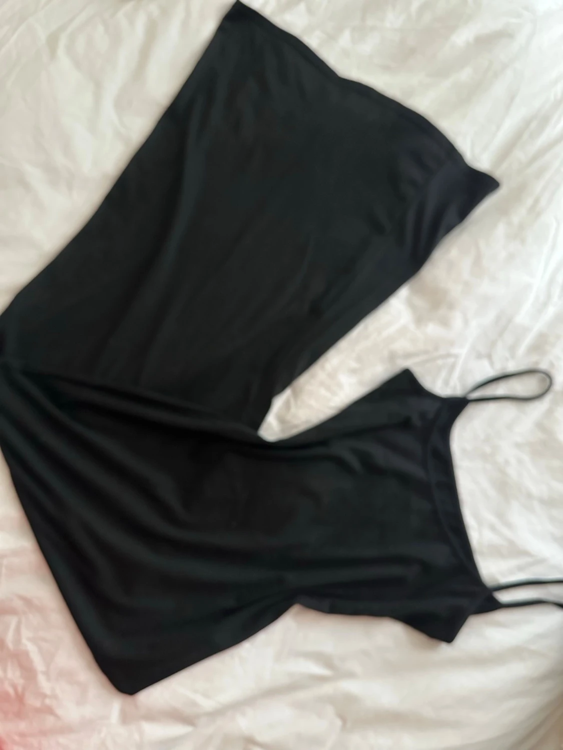 Svart långklänning med tunna band - 1