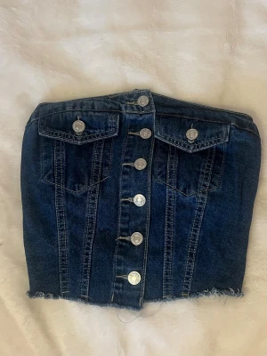 Mörkblå jeanstopp - Superfin blå jeanstopp men knappar och fickor fram, resår ibak som gör toppen stretchig