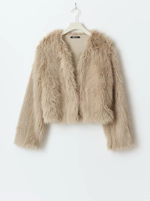 Beige pälsjacka  - Säljer min skitsnygga pälsjacka från Ginatricot då den inte längre kommer till användning.. den är använd ett par gånger men inga tecken på defekter. Perfekt till våren men även till senare i höst 🥰🥰 skriv för egna bilder och pris kan diskuteras. 