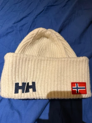Rinbstickad mössa från helly Hansen - Helly Hansen mössa i ny skick 