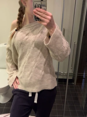 Beige off shoulder stickad tröja - jättesnygg beige stickade tröja från gina young i storlek s. jätteskön men komme tyvärr inte til användning. 