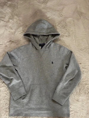 Ralph lauren hoodie (nypris 1000kr) - Riktigt fräsh grå hoodie  storlek S i vuxenstorlek L i barn (14-16) använd fåtal gånger fint skick! Säljer då den ej passar mig mer. Hör av er vid frågor☺️