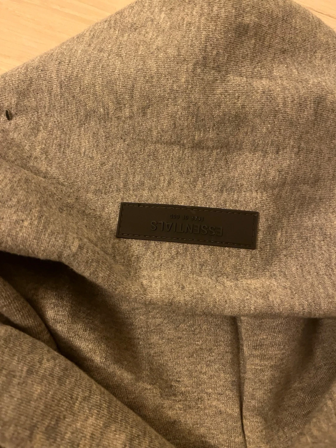 Grå hoodie från Essentials Fear of God - 3