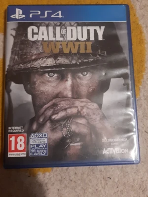 Call of Duty till PS4 - Call of Duty-spel till PlayStation 4 med blå plastfodral. Omslaget har en mörk, militärinspirerad design och spelet är PEGI 18-märkt. Utvecklat av Sledgehammer Games och publicerat av Activision.