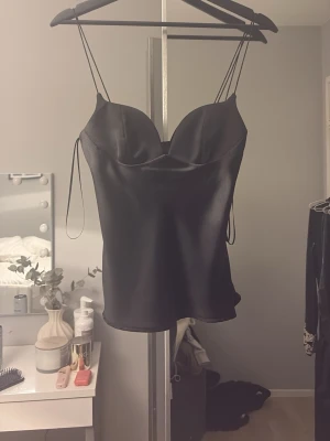 Svart topp - Perfekt för fest och andra tillfällen jättefin😊