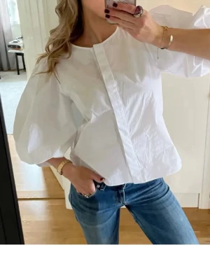 Blus zara  - Super snygg vit blus ifrån Zara o storlek Xs, säljer då den inte kommer till användning!💕💕