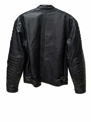 MC skinnjacka  - Adusa äkta skinnjacka i svart färg, herrmodell i storlek 50. Jackan är tillverkad i läder med quiltade partier på axlar och ärmar. Modellen har ståkrage med knäppning, dragkedja framtill samt två framfickor med dragkedja. Passar som ytterplagg i vardagen eller till mer avslappnade tillfällen. PRIS KAN BESTÄMMAS.