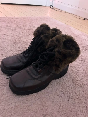 Köngor - Ett par fina skor, i bra skick. De är i storlek 38.🥰