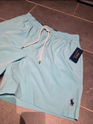 Polo Ralph Lauren badshorts - klassisk och trendig stil. Bekväma och perfekta för sommar, strand eller pool. Bra skick. Pris kan diskuteras vid snabb affär.