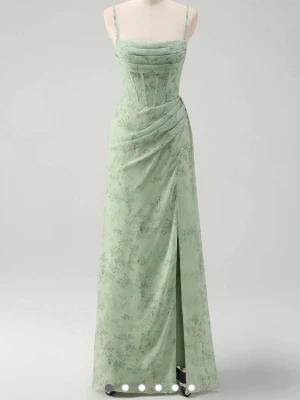 Balklänning  - Elegant ljusgrön långklänning med smala axelband och subtilt blommigt mönster. Klänningen har draperad midja, markerad byst och en snygg slits framtill. Perfekt för dig som vill ha en romantisk och stilren look. Oanvänd i förpackningen.