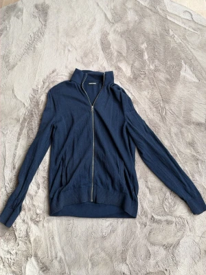 Marinblå ziptröja från Massimo Dutti - Snygg marinblå ziptröja från jack&jones perfekt nu till våren 