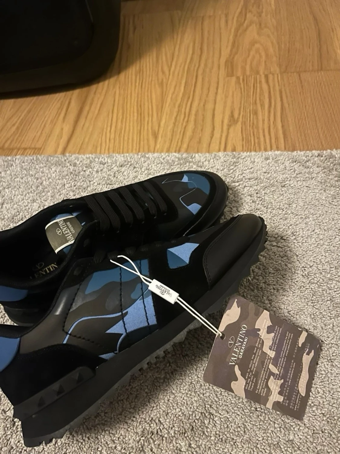 Svart o blå valentino rockrunners