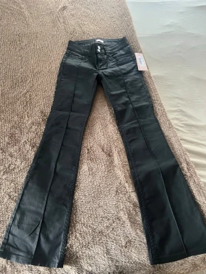 Svarta low waist jeans Nelly - Super snygga svarta skinnliknande jeans ifrån Nelly i storlek 36, oanvända bara testade en gång prislappen kvar! Säljer då dom va alldelses för små för mig och jag förstod inte hur man lämnade tillbaka på hemsidan🥰