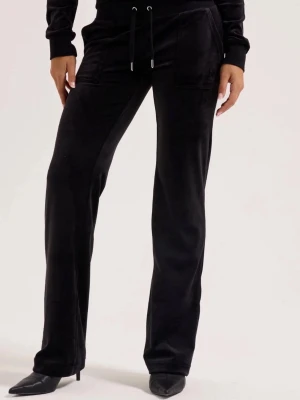 Juicy couture Svarta mjukisbyxor i velour - Säljer ett par svarta Juicy couture mjukisbyxor i mjuk velour. Byxorna har fickor framtill och en avslappnad passform som är perfekt för chill dagar. Matcha med sneakers eller boots för en cool look. 