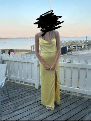 Gul balklänning - Säljer den här fina balklänningen jag hade i 9an då jag ej användning för den💕 