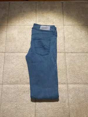 Blåa jeans från Jacob Cohen - Snygga blå jeans från Jacob Cohen med klassisk femficksdesign och diskret logga på bakfickan. Jeansen har normal midja och raka ben. Tillverkade i mjukt denimtyg med stretch för extra komfort. Perfekta för en avslappnad och trendig stil.