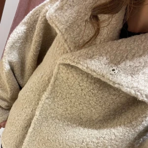 Beige kappa - Från Gina knappast använt, skriv privat för fler bilder! Köpt för 600kr säljer för 400 just nu, har inte använt så mycket, nåra bilder är lånade