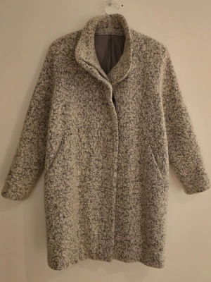 Samsoe and Samsoe med hög krage - Har en hög skorstenskrage, dold knäppning framtill för en stilren look och en sofistikerad, strukturerad finish från Samsøe & Samsøe