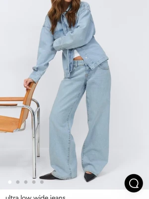 Ultra low wide jeans ljusblå - low wide jeans från gina tricot. skriv för fler bilder eller mått! använda en gång så är som ny skick!!