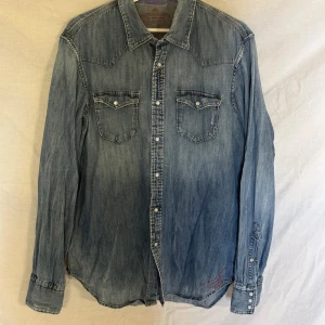 Blå jeansskjorta från Replay - Storlek L.