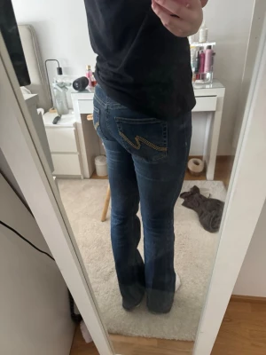 Nelly bootcut jeans - Säljer dessa populära jeansen från Nelly. I modellen ”low waist bootcut stitch jeans”. I storlek 36. De är uppsprättade vid foten för att dom ska bli längre🥰 Nypris är 699kr. 