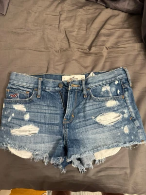 Hollister jeansshorts - Säljer  mina favorit shorts!! Lågmidjade blå jeansshorts från Hollister. Super fina och trendiga passar perfekt till sommaren. Pris diskuterbart vid snabb affär💕💕💕