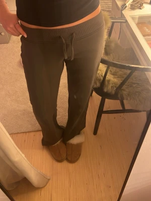 low waist mörkbruna mjukisbyxor från junkyard - Säljer ett par nya lågmidjade mörkbruna mjukisbyxor med bred resår i midjan och dragsko. Byxorna har utsvängda ben och är tillverkade i ett mjukt och bekvämt material, perfekta för chill dagar hemma eller när du vill vara extra comfy.har även ett par likadana i svart om nån skulle vara intresserad.