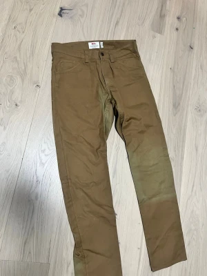 Bruna cargobyxor från Fjällräven - Snygga bruna cargobyxor från Fjällräven i slitstarkt material. 