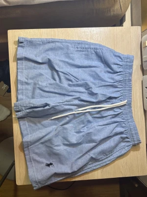Blå shorts med snörning  - Blå linen shorts passar ca 165, kan gå ner i priss