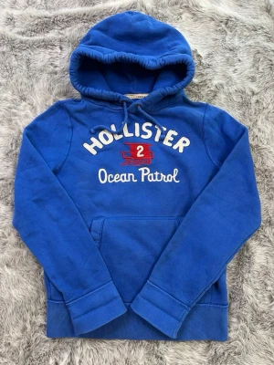 Hollister hpodie - Säljer denna sällsynta och mycket eftertraktade Hollister hoodie | Storlek S | Skick 9/10 | Vid eventuella frågor hör gärna av dig och erbjuder bra pris vid köp av bundle 😁✅