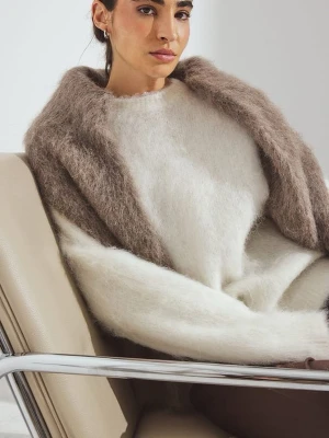 Vit stickad tröja i Mohairmix - Supermjuk och oversized stickad tröja i vit färg med lång ärm och rund hals. Tröjan har en fluffig, mohair-liknande känsla och passar perfekt för lager-på-lager. Enkel och stilren design utan synliga detaljer eller mönster.