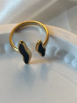 Guldig ring med svart abstrakt design - Unik guldpläterad ring som går att justera för att det ska passa alla 
