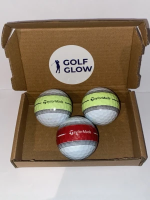 Taylormade tourrespons stripe 3-pack - Säljer ett set med tre TaylorMade golfbollar från Golf Glow. Två bollar har gul och svart rand, en har röd och svart rand. Perfekt för dig som vill ha lite extra stil på golfbanan.