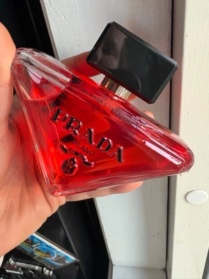 Prada Paradoxe  90ml - Doften varar i upp till 24 timmar. Jag har lådan. Var försiktig då jag inte accepterar returer. oanvänd