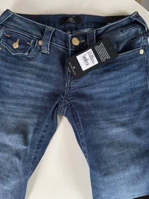 True Religion jeans - Jättesnygga true religion jeans i storlek W23. Aldrig använda. Skriv om ni vill veta mått eller om ni har några andra frågor 🥰